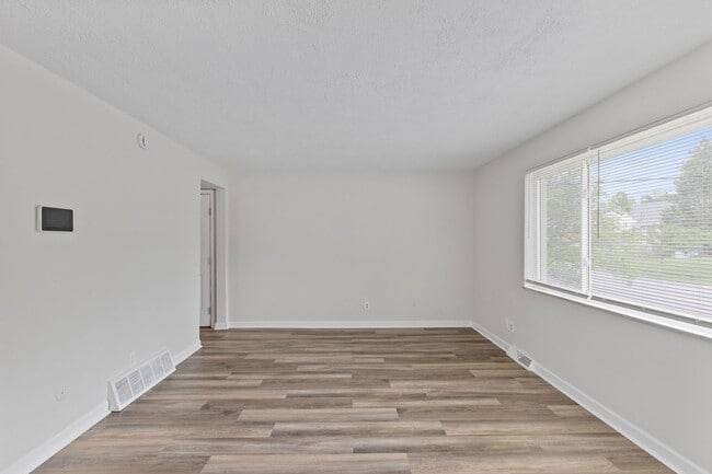 Building Photo - COLLEGE HILL- amazing 3 bedroom, 1.5 bathr...