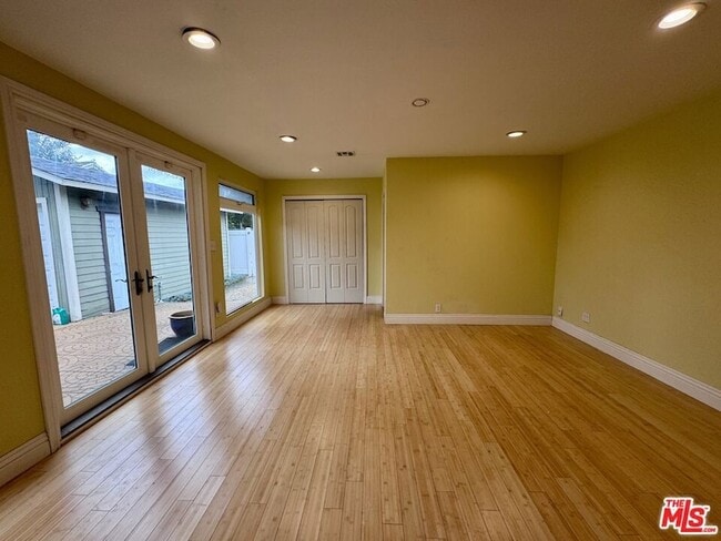 Building Photo - 4613 S Van Ness Ave