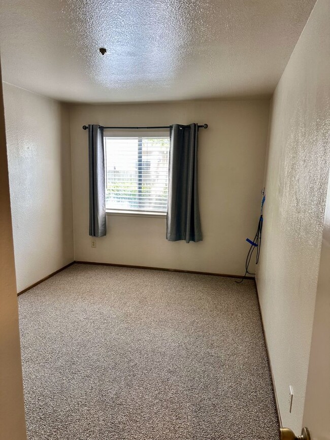 Building Photo - 2 Bedroom, 2 Bath Condo