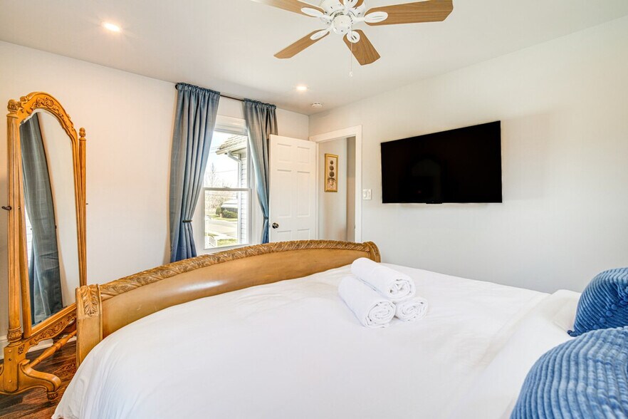 Building Photo - 6127 Longwood Ave