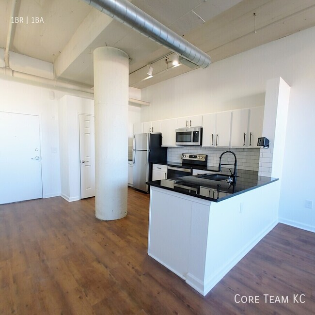 Building Photo - Large Downtown Loft!