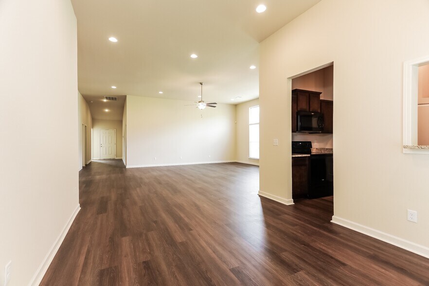 Building Photo - 325 Clover Cir