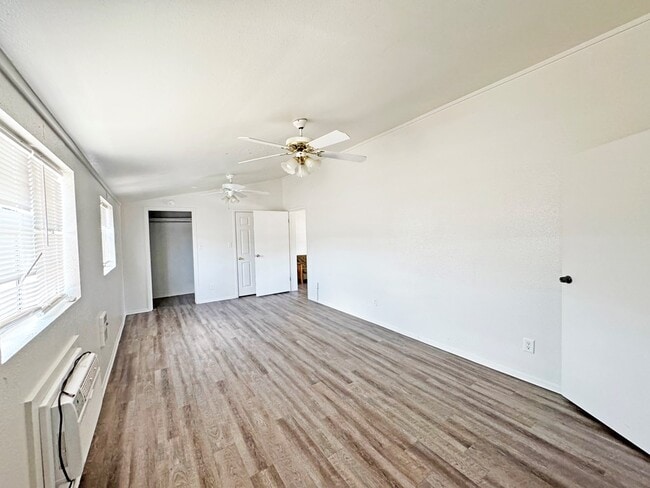 Building Photo - 408 W Holland Ave