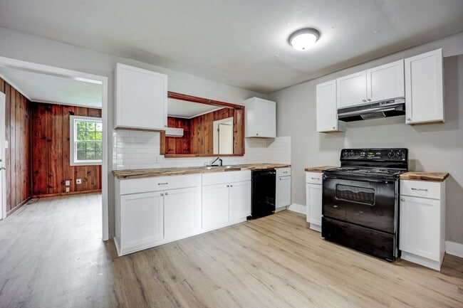 Building Photo - Freshly Updated House