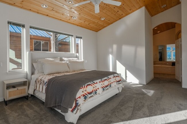 Building Photo - Mountain View Haven