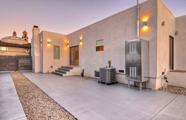 Building Photo - Private 3 Bed / 3 Bath Home with Incredible Outdoor Space