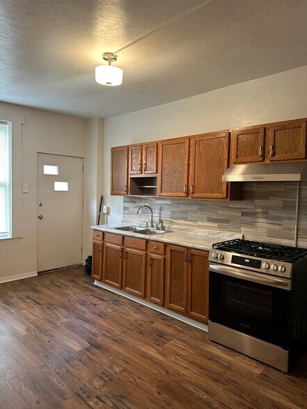 Building Photo - 638 Middle Ave