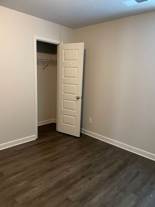 Building Photo - North Cherry Hill 132