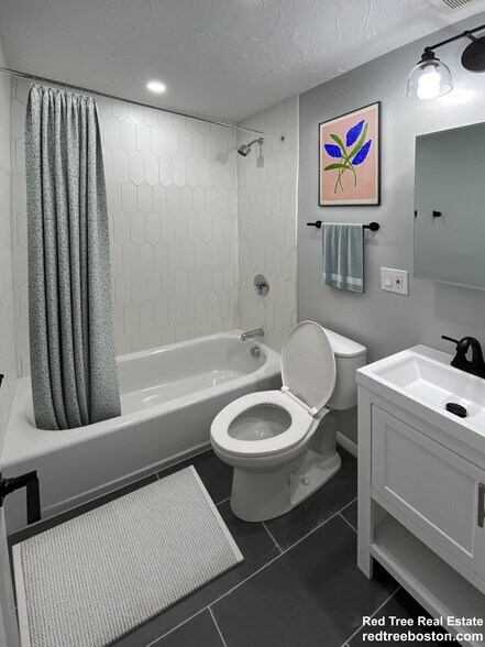 Building Photo - 880 E 4th St