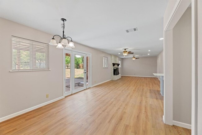 Building Photo - 6010 Oakclaire Dr
