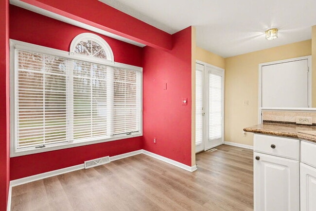 Building Photo - 4319 Valley Hollow Dr NE