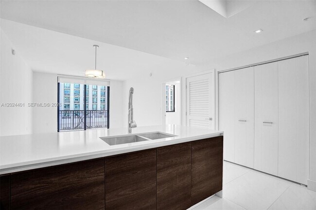 Building Photo - 301 Altara Ave