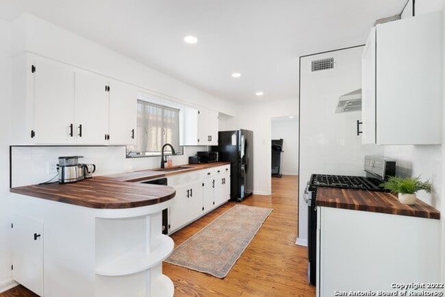 Building Photo - ~~COZY 3BD/2BA HOME! HIGHLANDS HIGH SCHOOL!!~~