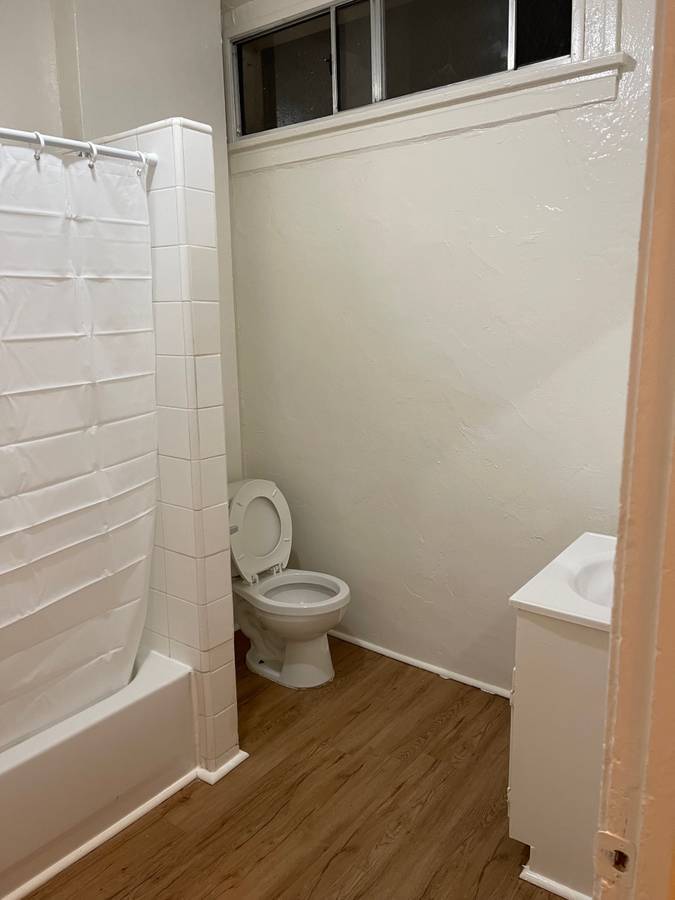 bathroom - 4013 W Sunset Blvd
