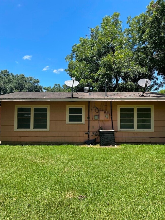 Building Photo - 502 Breezy Ln