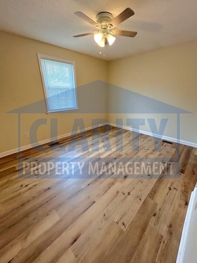 Building Photo - Two bedroom townhome with fenced in backyard!