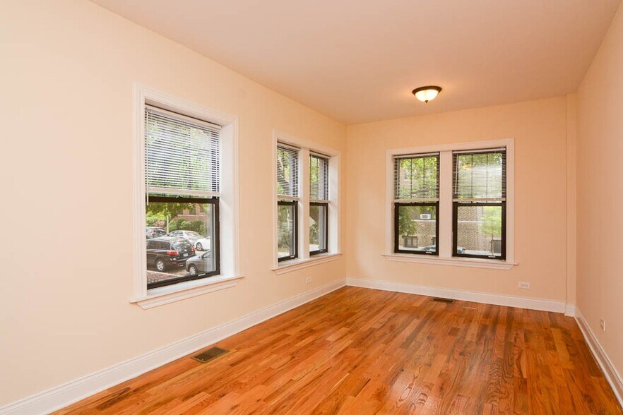 Building Photo - 635.5 W Cornelia Ave