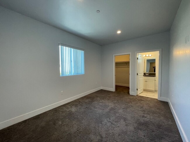 Building Photo - 2130