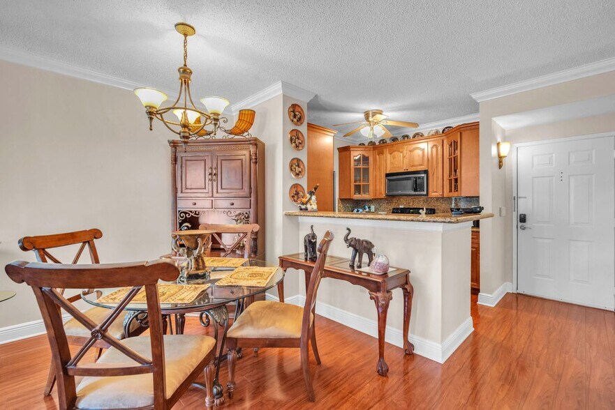 Building Photo - 630 S Sapodilla Ave