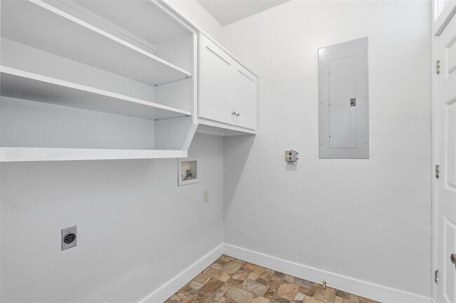 Building Photo - 307 Pin Oak Ct