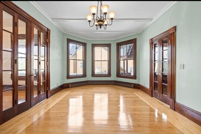 Building Photo - 118 Elm St