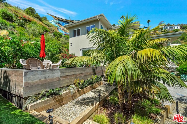 Building Photo - 3859 Rambla Pacifico St