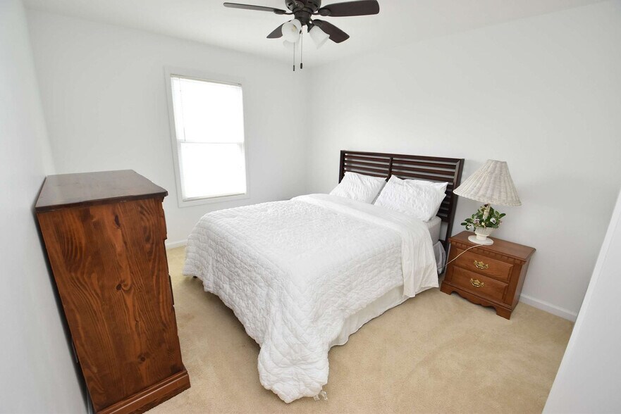 Building Photo - 25910 Rolling Hills Dr