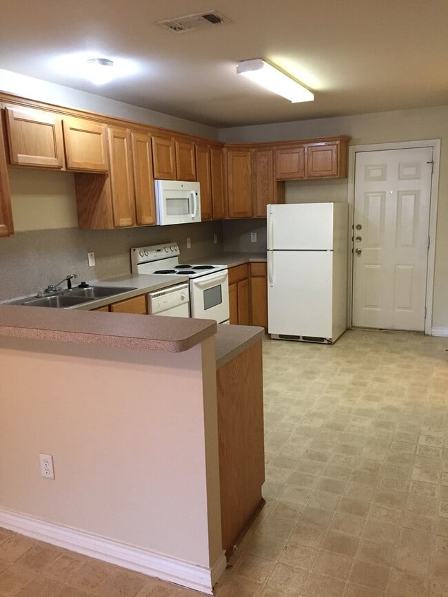 Building Photo - College Station. - 3 bedroom/3 bath Duplex, fenced in back yard, ready for an August 2026 move in.