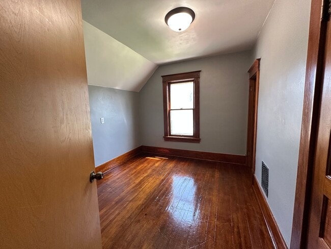 Building Photo - Charming 3 bedroom house $1125