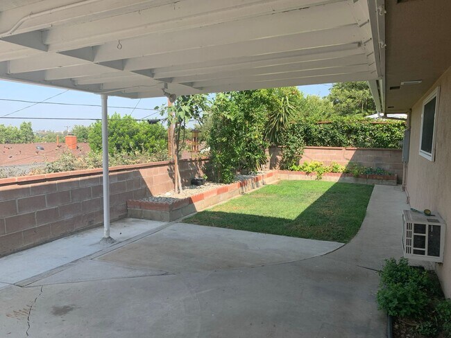 Building Photo - Gorgeous Two Story /Five Bedrooms in Burbank With Fantastic Views!!!