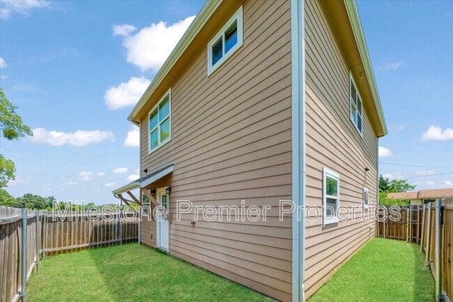 Building Photo - 3308 Moulton St