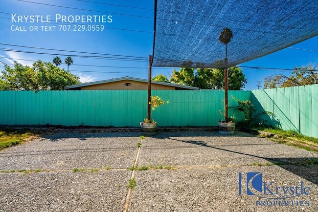 Building Photo - Charming Spacious 4 Bedroom Home Located i...