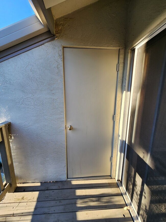 Building Photo - 1 bedroom upstairs unit in Walnut Park