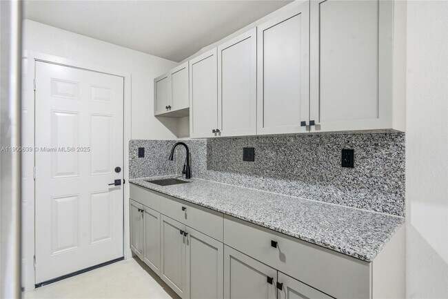 Building Photo - 13200 NE 7th Ave