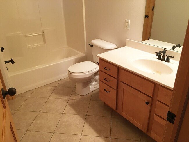 Building Photo - Executive 3-Bedroom (plus bonus room) 3 1/...