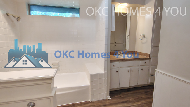 Building Photo - Half Duplex with Tons of Space!