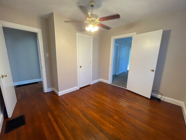 Building Photo - Cape Cod House