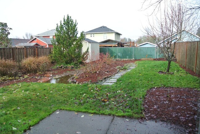 Building Photo - Spacious 3 bedroom 2.5 bath home in SE Cor...