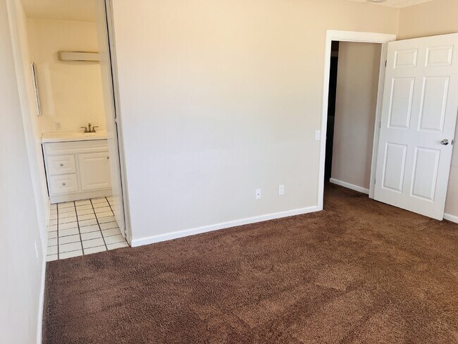 Building Photo - Charming 3-Bedroom with 2 Full Baths on th...