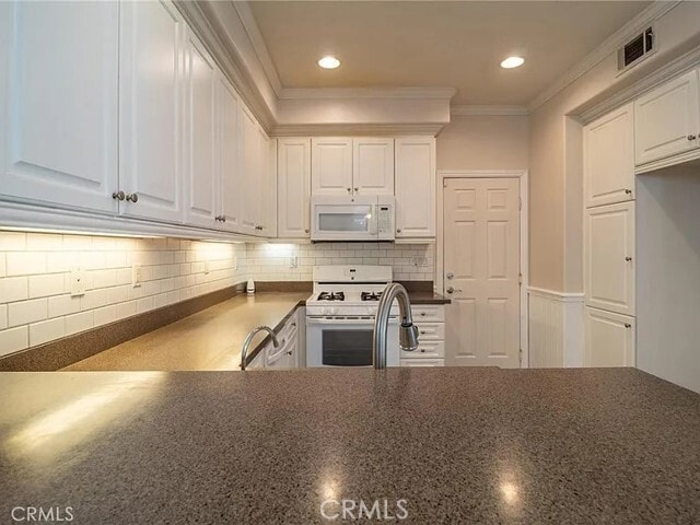 Building Photo - 14571 Longwood Ave