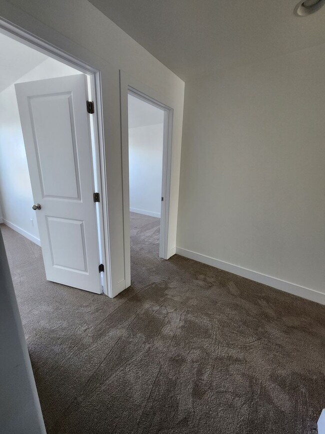 Building Photo - Beautiful Modern Townhome with Spacious La...