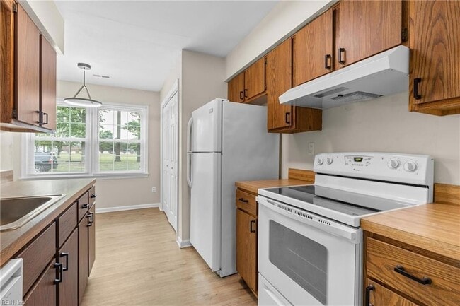 Building Photo - 2008 Fawnwood Common