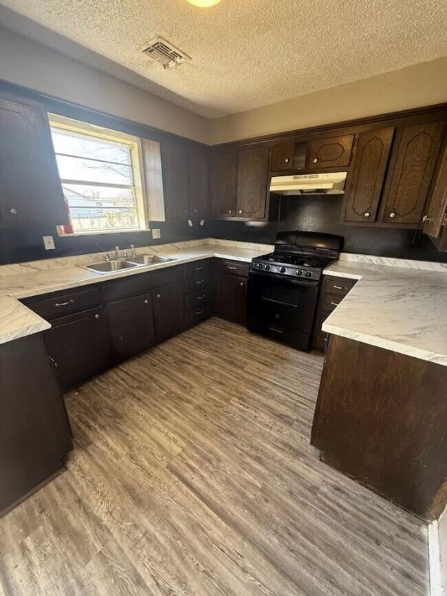 Building Photo - Charming 5 Bedroom House