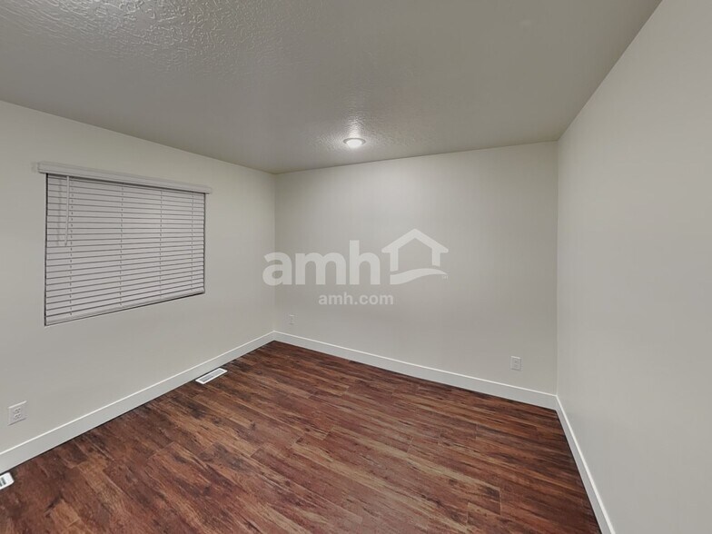 Building Photo - 1193 Redbud Dr