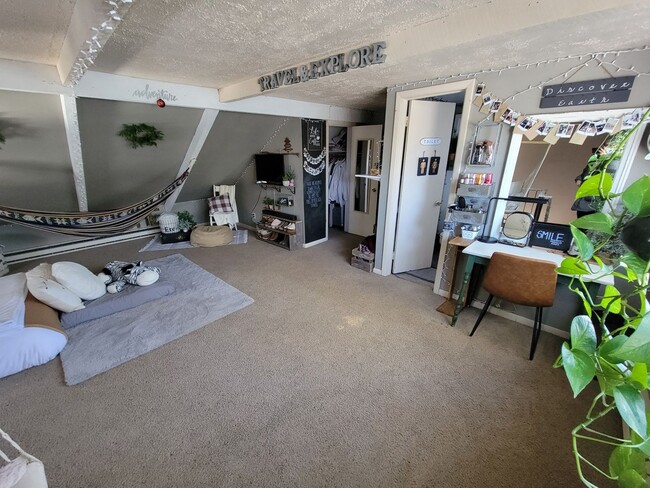 Building Photo - AVAILABLE JUNE 1st 2026 - 3 Bed 2 Bath Spacious Home near Campus