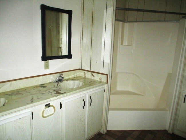 Building Photo - 2 Bedroom 2 Bath and 1,400 SqFt. $1,095 Re...