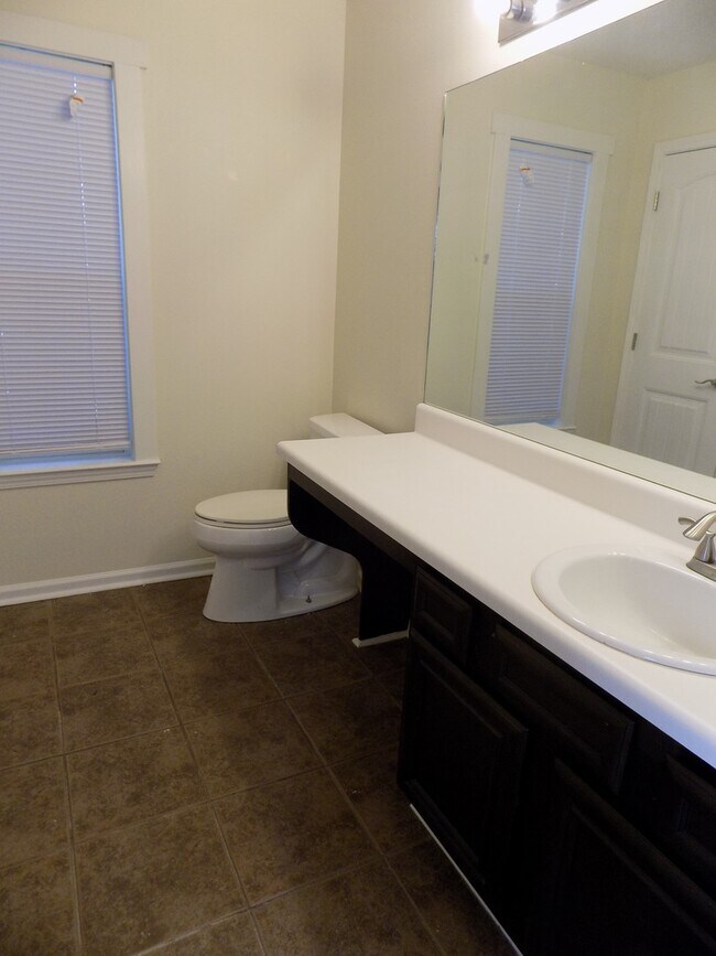 Building Photo - Available end of Julyl!! 4 Bedroom home in...