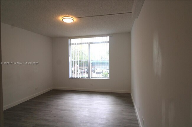 Building Photo - 3750 Inverrary Dr