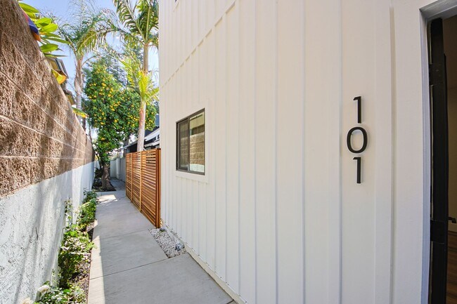 Building Photo - Chic Fully Renovated Luxury Home in the Burbank Hills!