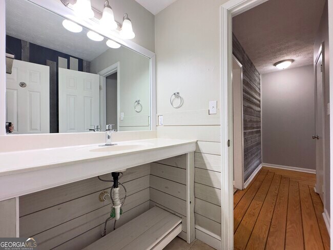 Building Photo - 410 Invector Ct